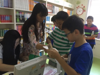 校園“實(shí)體書店”  漯河市實(shí)驗(yàn)小學(xué)的一道美麗風(fēng)景